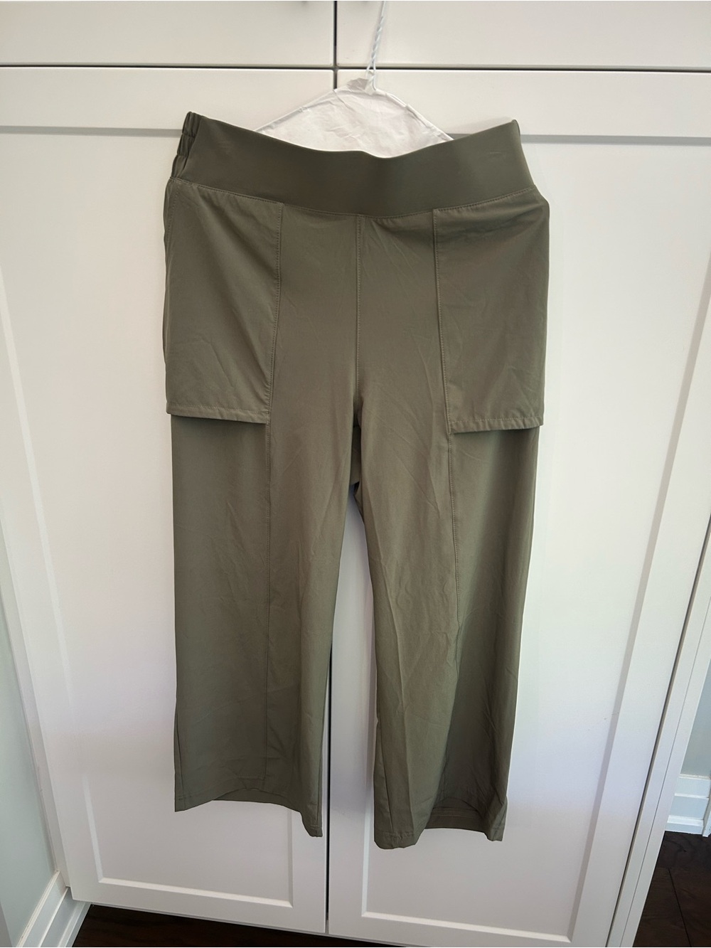 Columbia Olive Capris with Wide Pockets